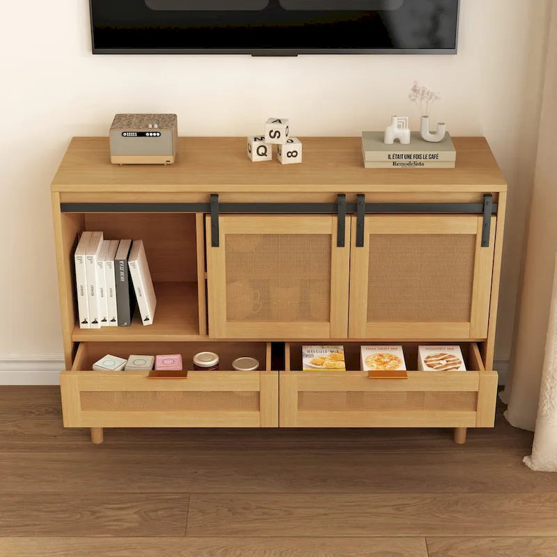 Mobile contenitore con anta scorrevole stile fienile e dettagli in rattan