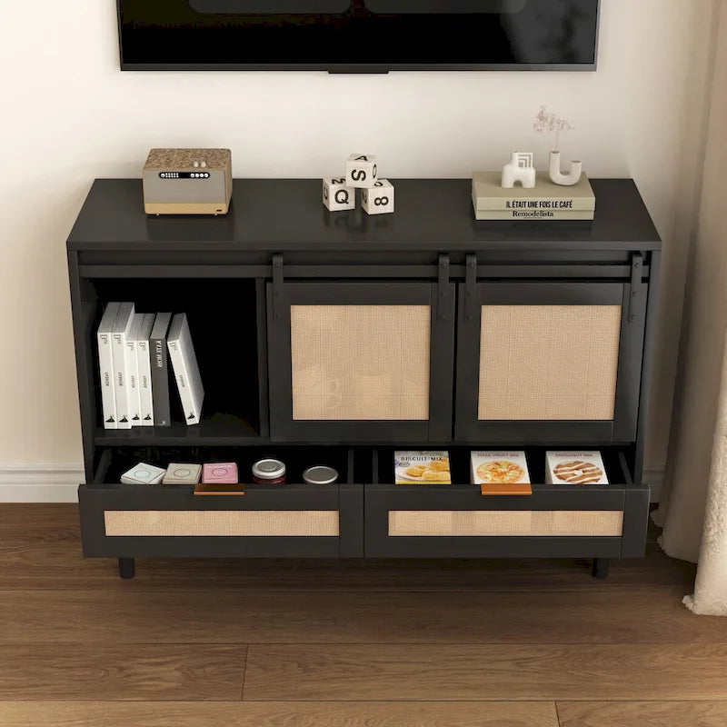 Mobile contenitore con anta scorrevole stile fienile e dettagli in rattan