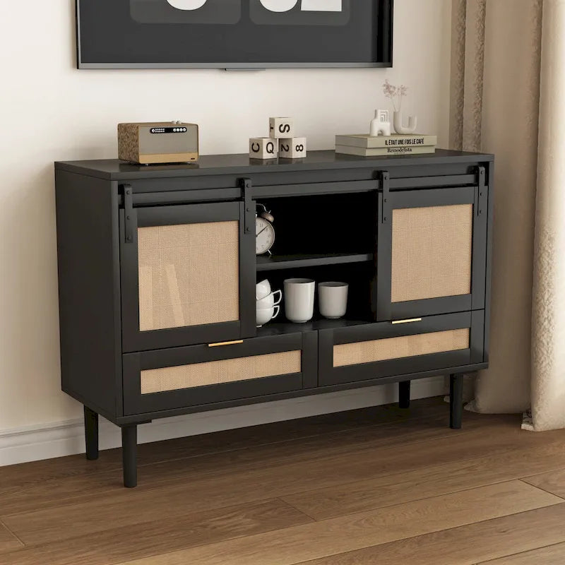 Mobile contenitore con anta scorrevole stile fienile e dettagli in rattan