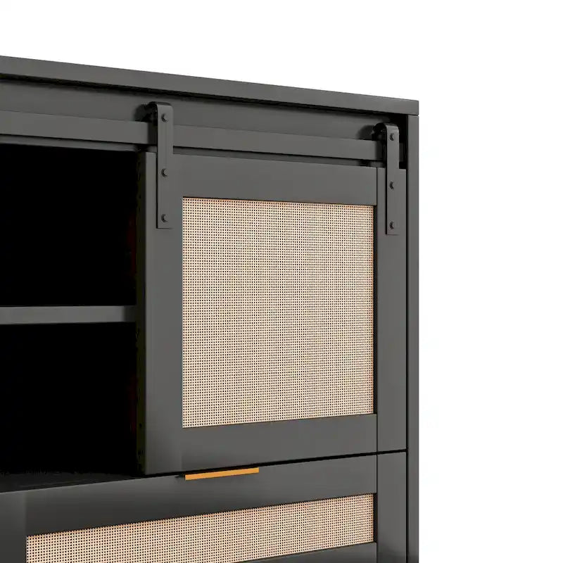 Mobile contenitore con anta scorrevole stile fienile e dettagli in rattan