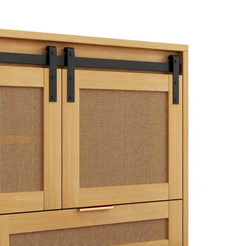 Mobile contenitore con anta scorrevole stile fienile e dettagli in rattan