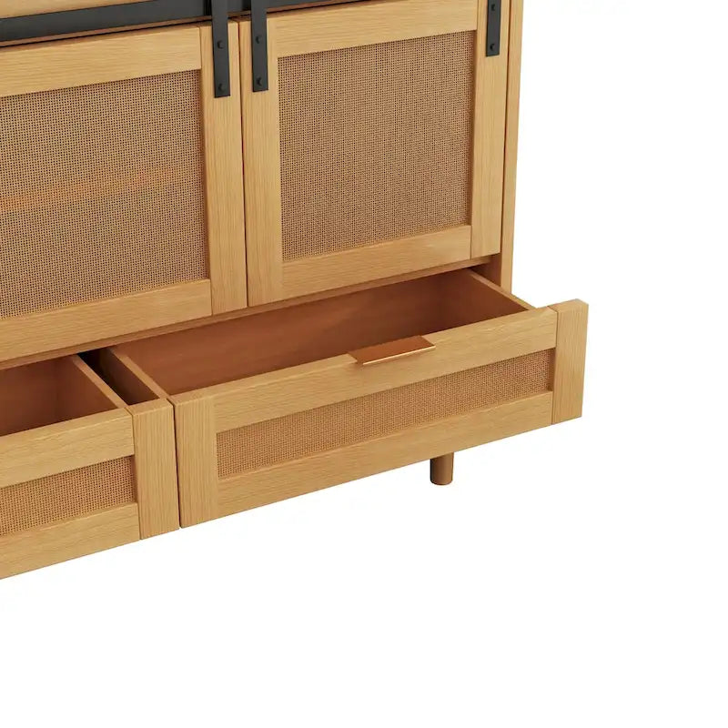 Mobile contenitore con anta scorrevole stile fienile e dettagli in rattan