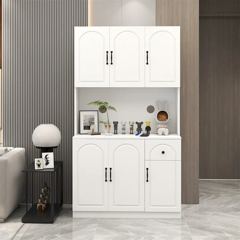 Dispensa da cucina con piano per microonde