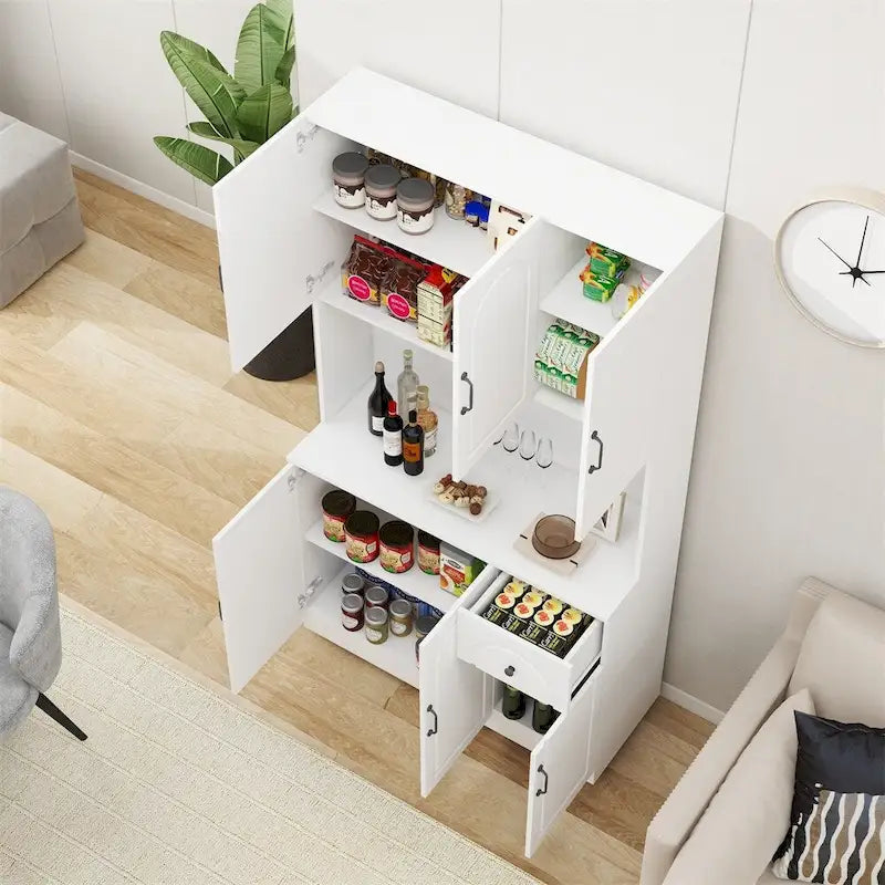 Dispensa da cucina con piano per microonde