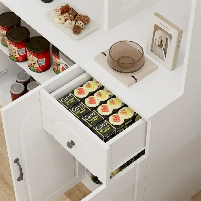 Dispensa da cucina con piano per microonde