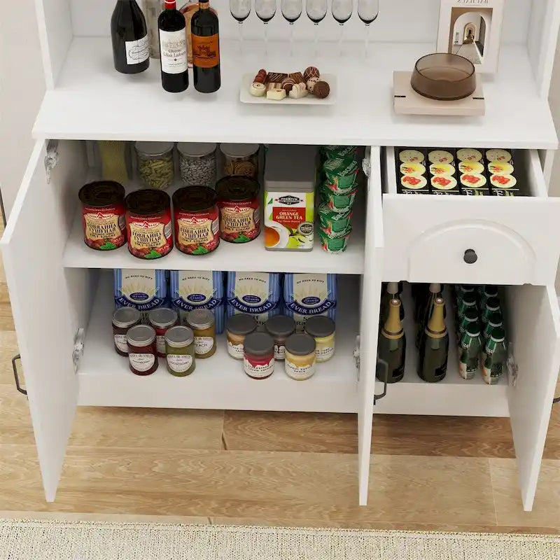 Dispensa da cucina con piano per microonde