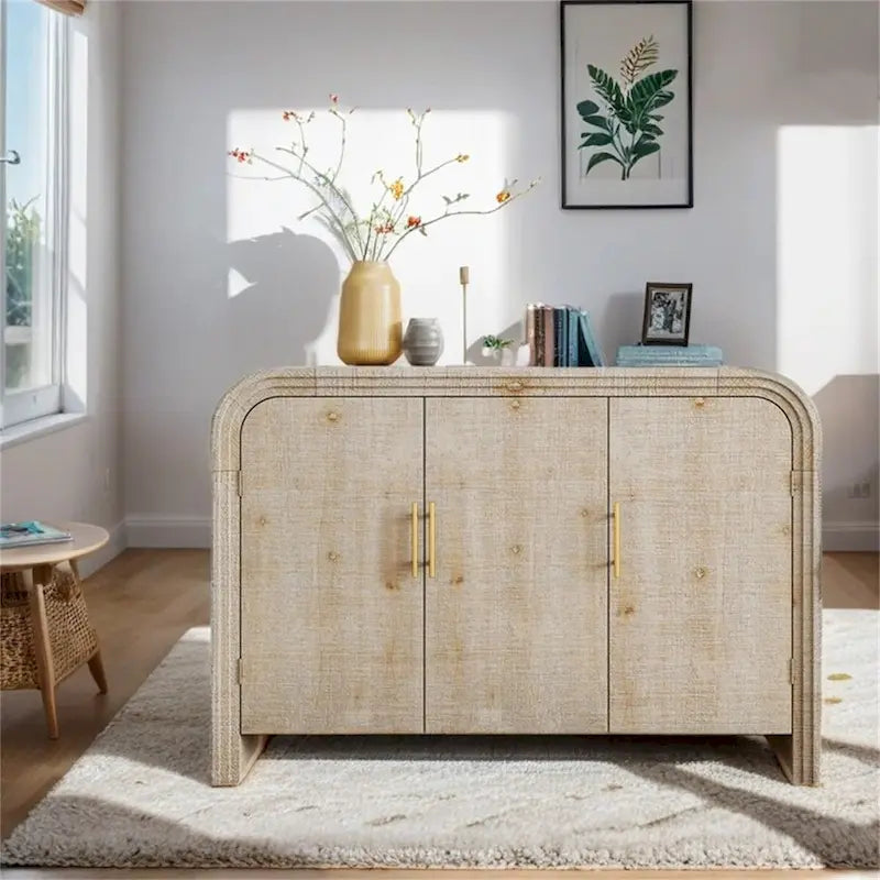 Credenza in impiallacciatura di legno curvato con maniglie dorate e ripiani regolabili