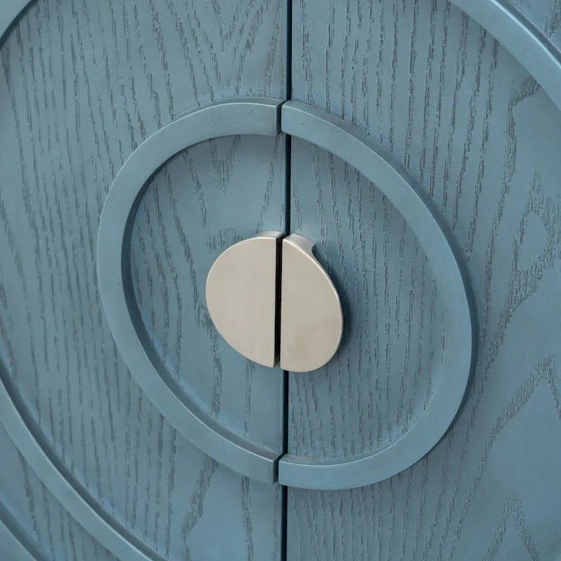 Aparador retro de cuatro puertas con ranuras circulares y tiradores metálicos
