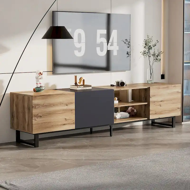 Mueble de TV en tonos de madera y gris oscuro con armarios y estantes abiertos