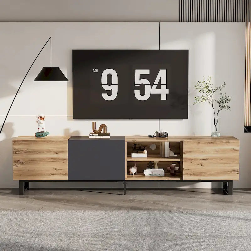 Mueble de TV en tonos de madera y gris oscuro con armarios y estantes abiertos