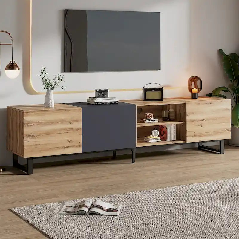 Mueble de TV en tonos de madera y gris oscuro con armarios y estantes abiertos