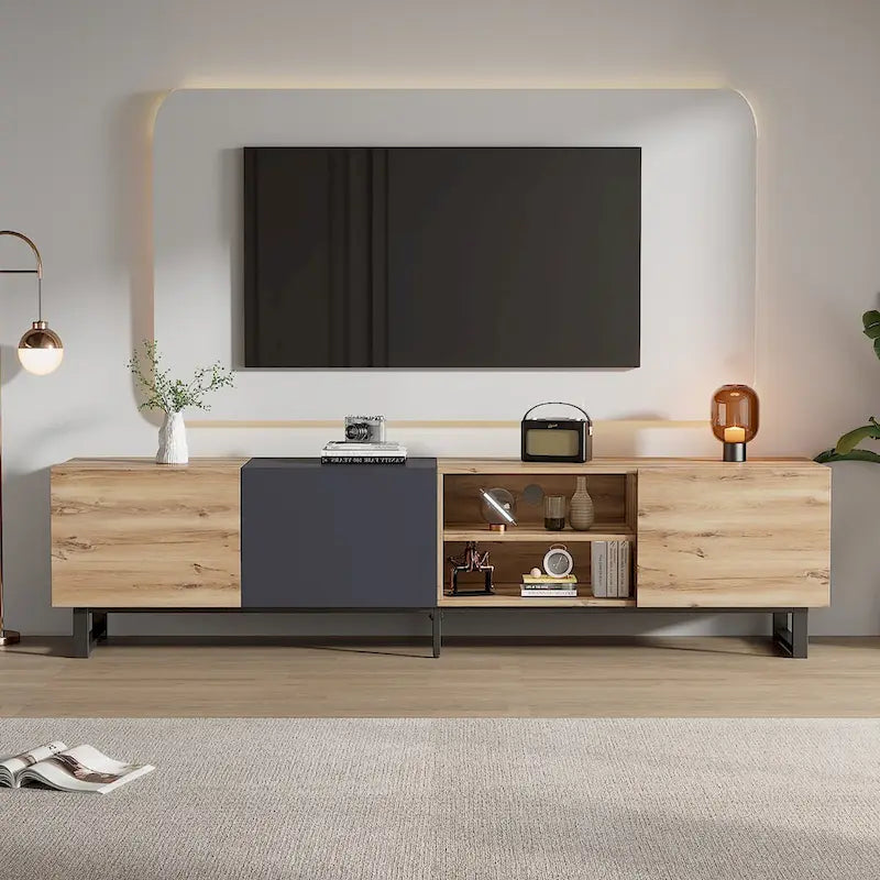 Mueble de TV en tonos de madera y gris oscuro con armarios y estantes abiertos