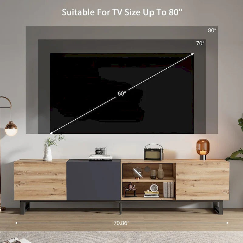 Mueble de TV en tonos de madera y gris oscuro con armarios y estantes abiertos