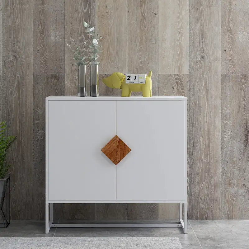 Weißes Sideboard mit zwei Türen und quadratischen Griffen