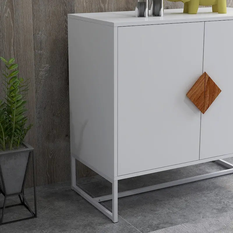 Credenza bianca a due ante con maniglie quadrate